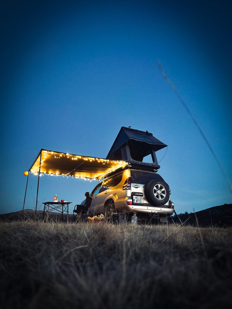 Marchiză auto Overlander deschisă seara, cu luminile aprinse
