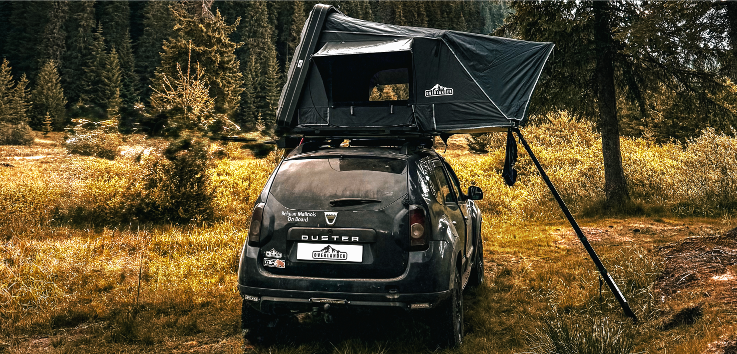 Cort de plafon Overlander deschis, montat pe mașină, în pădure