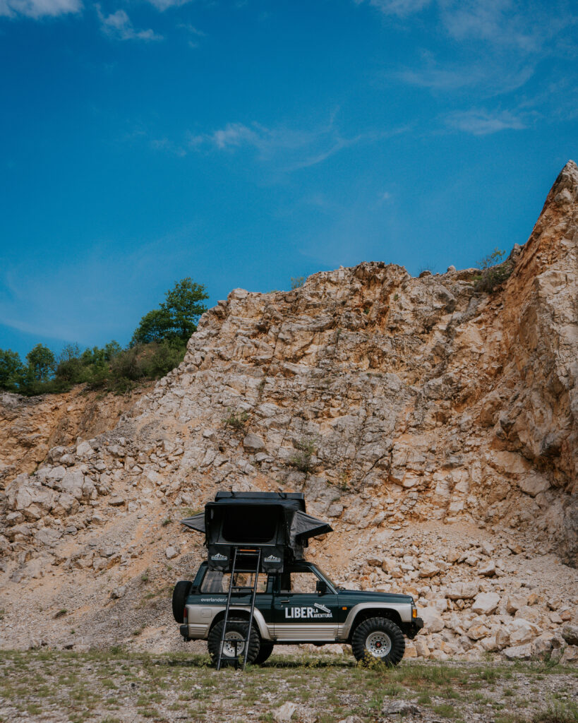 Cort de acoperiș Overlander montat pe mașină